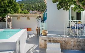 Bohemian Nest - Cheerful 2-Bedroom Villa With Pool